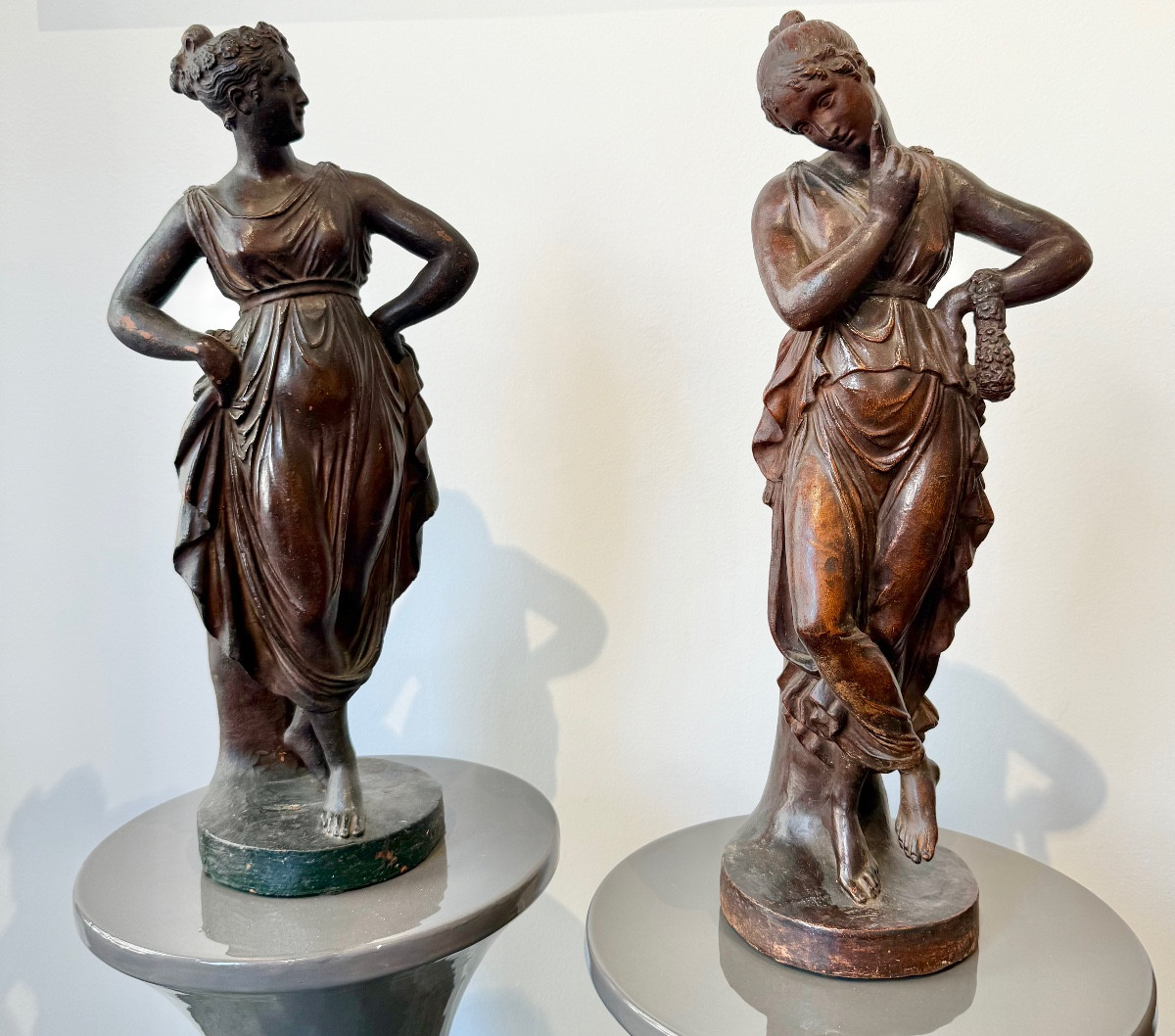 Paire de sculptures en terre cuite,Diane,début XIX ème siècle 
