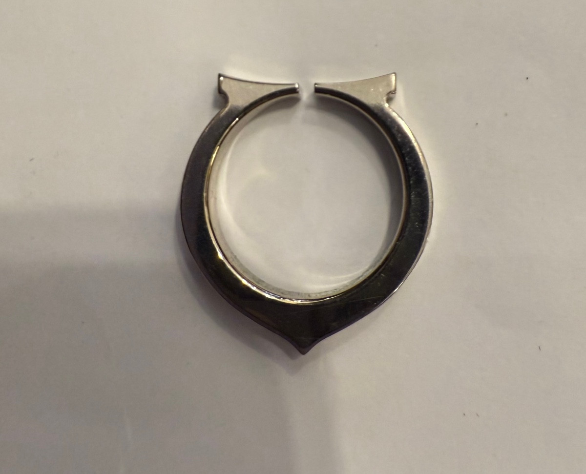 Bague alliance en or blanc Cartier  « flat C »vers 1990