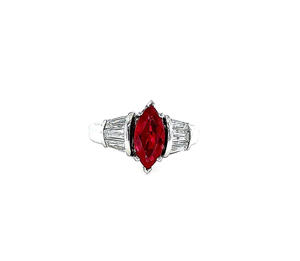 "Bague en Or Blanc avec Rubis Marquise et Diamants Baguettes"