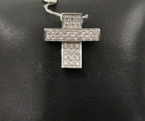 "Pendentif Croix en Or Blanc avec Diamants - Symbole de Foi et d'Élégance"