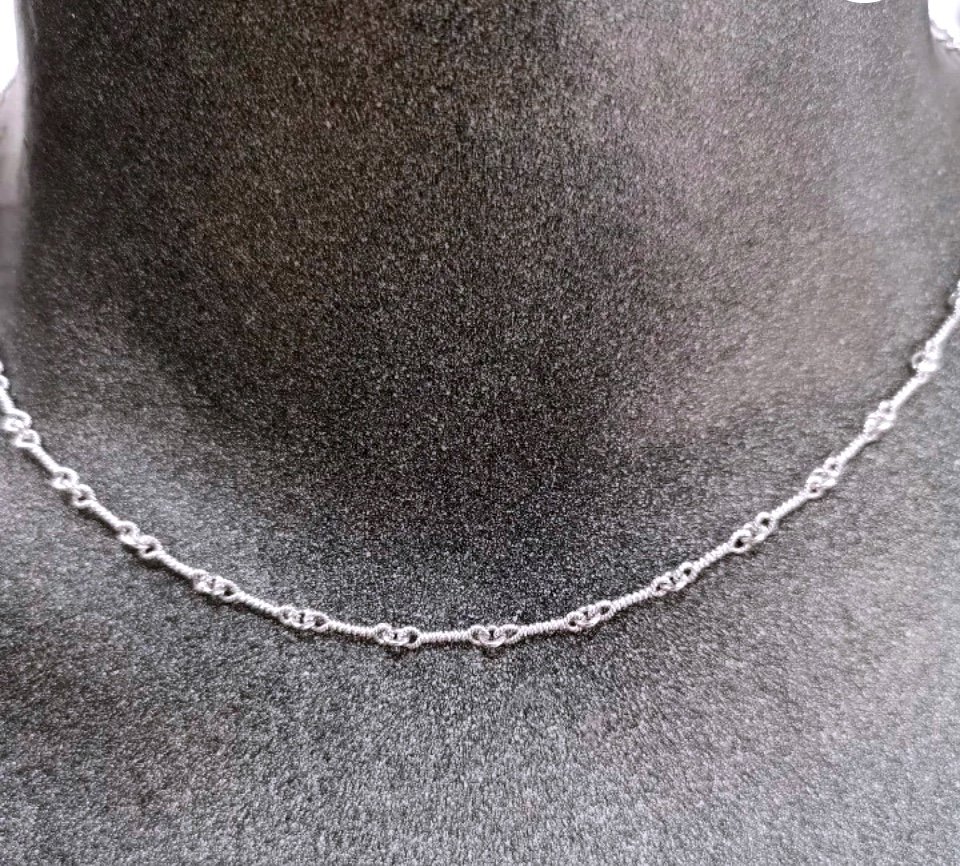 Collier en Or Blanc : Élégance intemporelle et pureté raffinée.