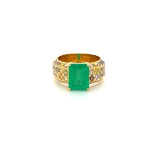 18kt Yellow Gold Ring. Emerald