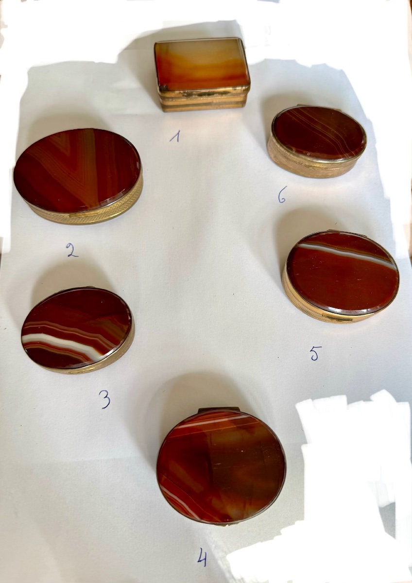 Set Of 6 Snuff Boxes Made Of Agate And Pomponne 