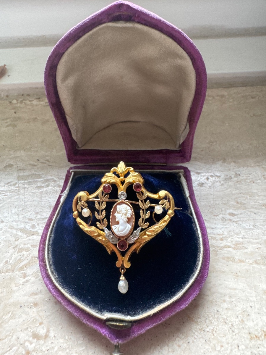 Gold Pendant Brooch Set With A Cameo, Fine Pearls, And Three Rubies -photo-2