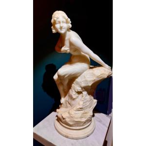 Sculpture en albâtre d’une élégante assise sur un rocher 