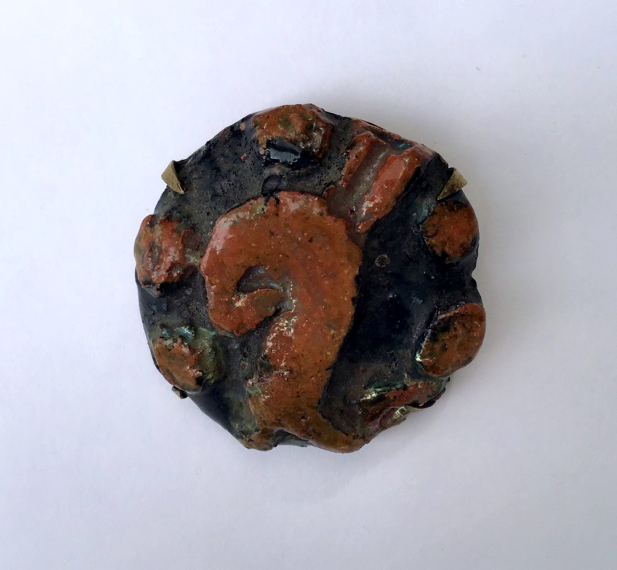 Broche en céramique émaillée signée Line Vautrin