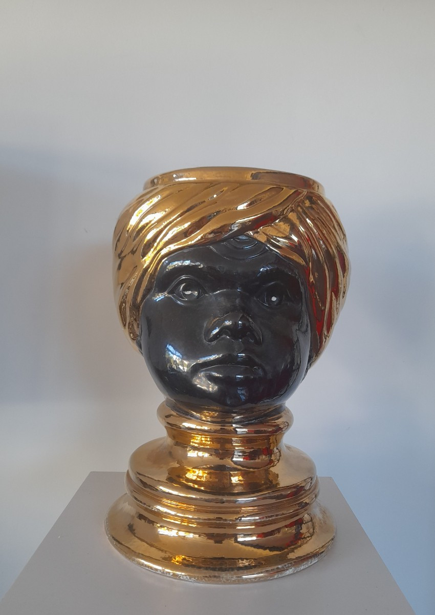 Grand vase Tête de maure sur piedouche  en céramique noire 