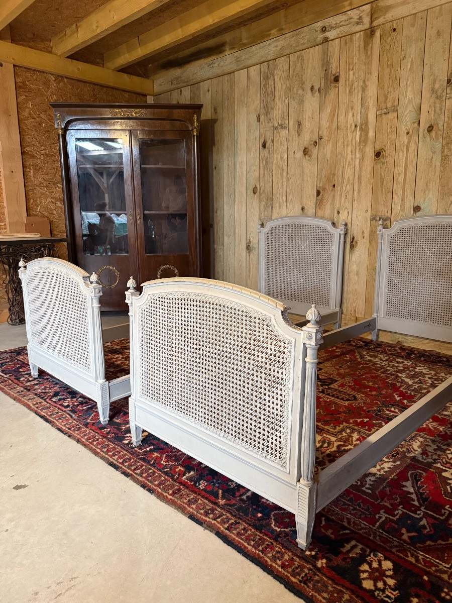 Paire de lits de style Louis XVI en bois peint. -photo-2