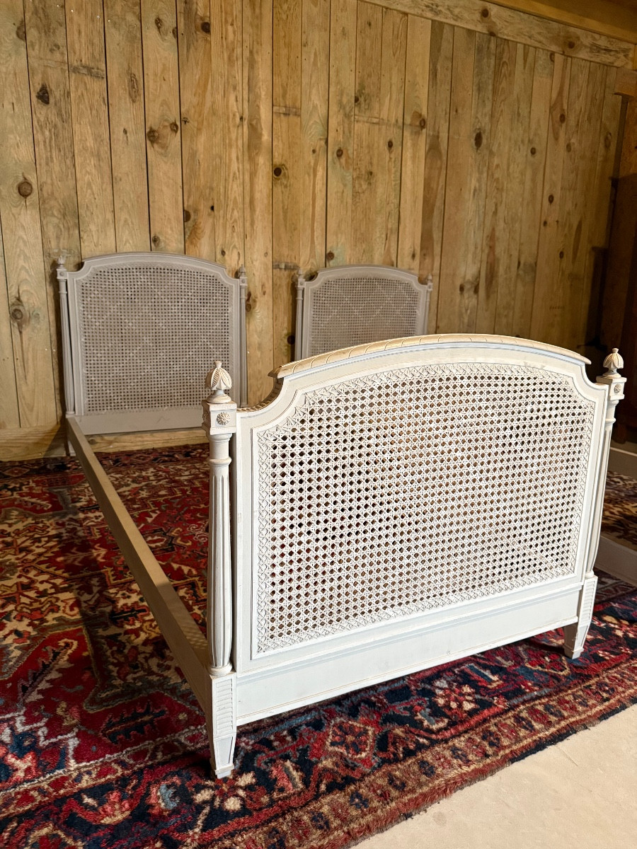 Paire de lits de style Louis XVI en bois peint. -photo-3