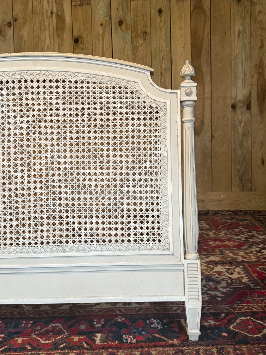 Paire de lits de style Louis XVI en bois peint. -photo-2