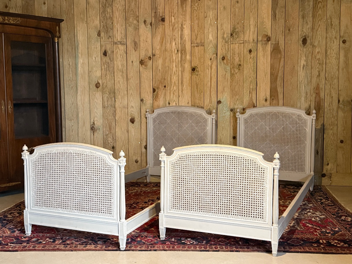 Paire de lits de style Louis XVI en bois peint. 