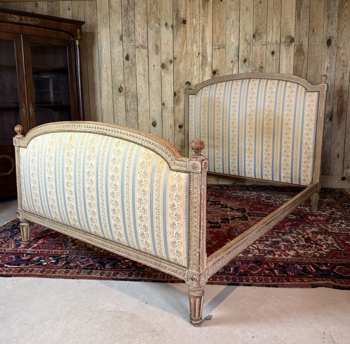 Lit de style Louis XVI en bois peint. -photo-3