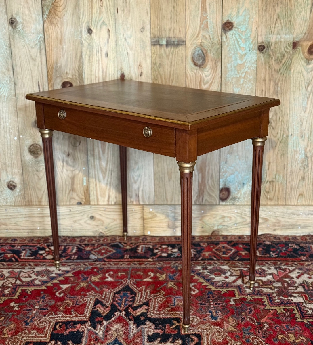 Bureau de style Louis XVI en acajou. 