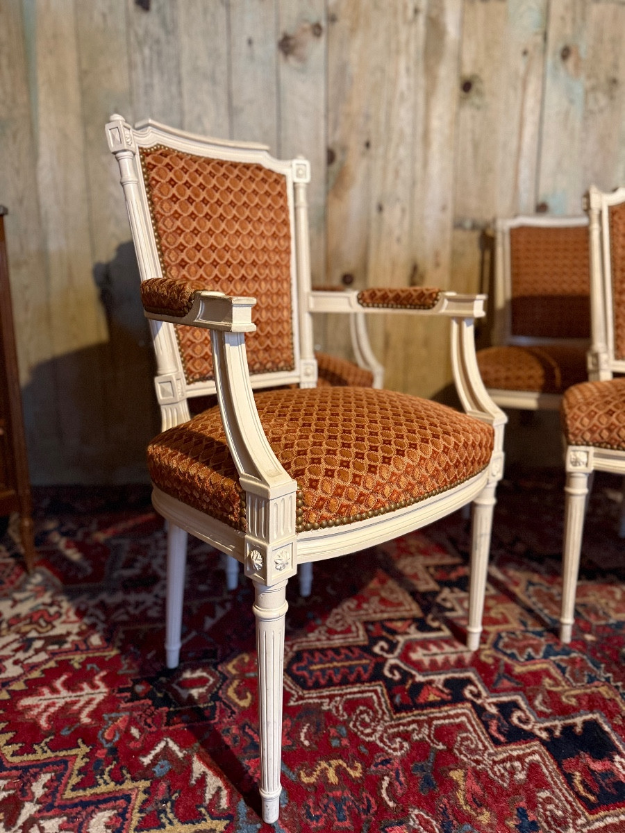 Ensemble de quatre chaises et deux fauteuils de style Louis XVI. -photo-2