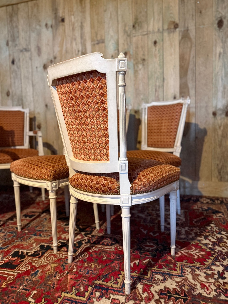 Ensemble de quatre chaises et deux fauteuils de style Louis XVI. -photo-1