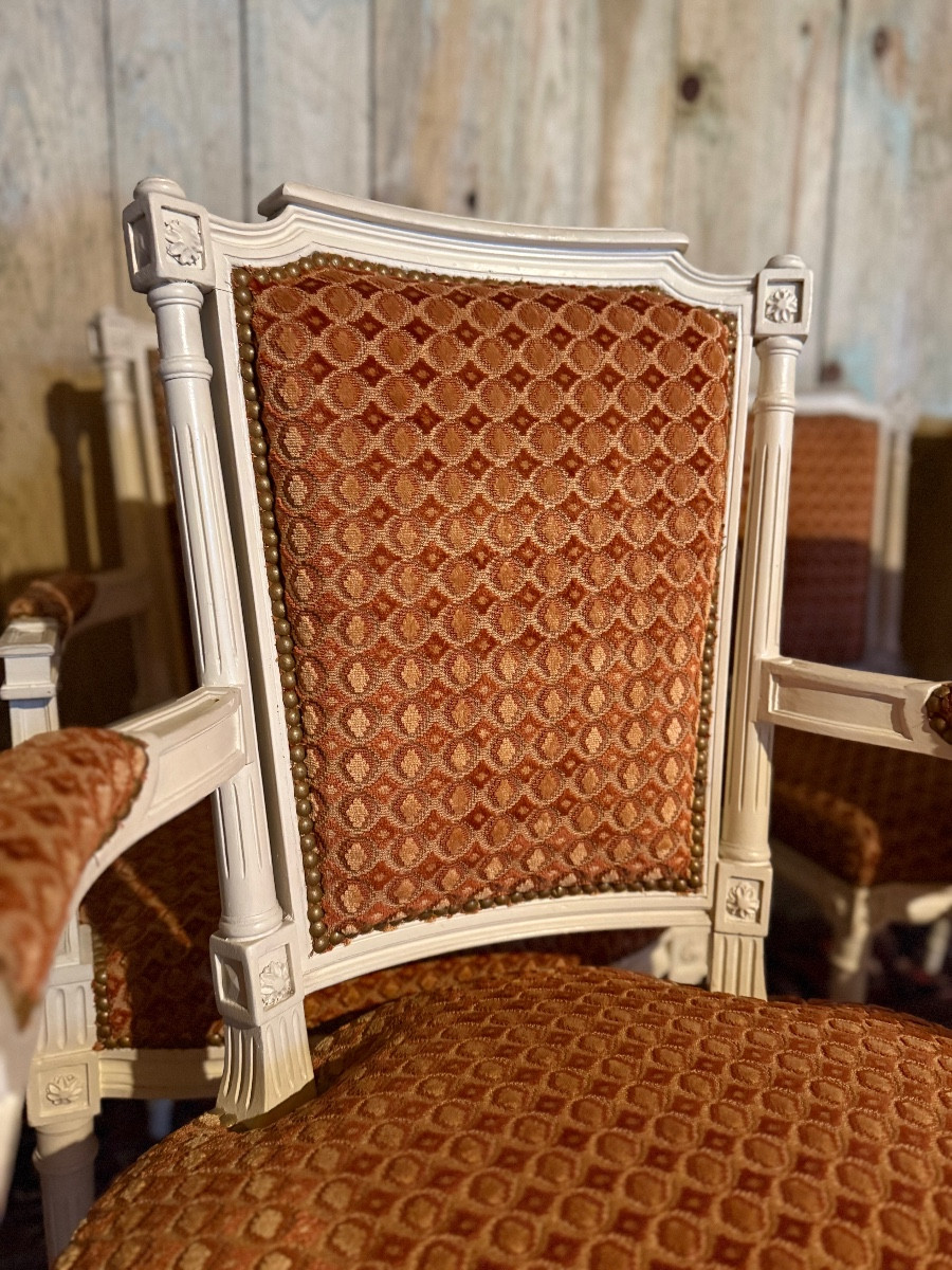 Ensemble de quatre chaises et deux fauteuils de style Louis XVI. -photo-2