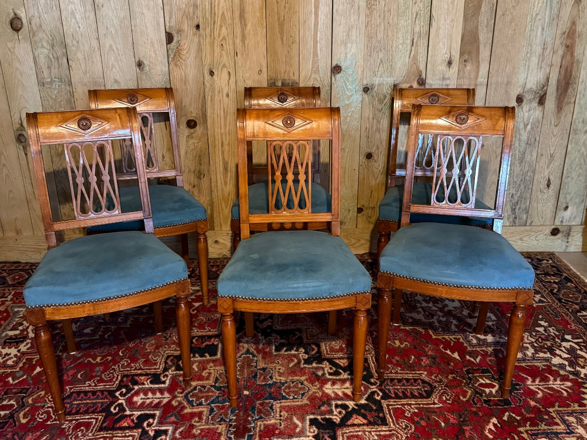 Suite de six chaises de style directoire en bois naturel. 