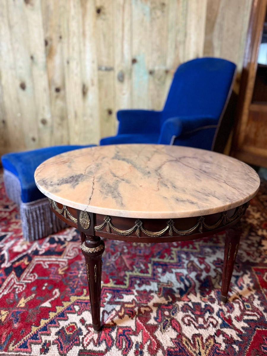 Table basse de style Louis XVI en acajou. 