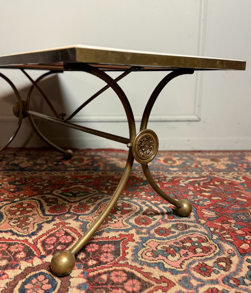 Table basse avec plateau en marbre blanc et piètement en laiton de style Néo-classique. -photo-2