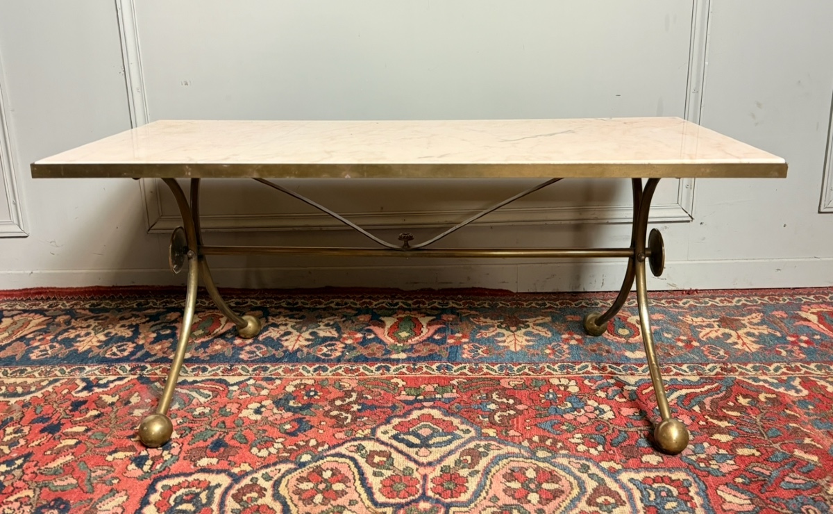 Table basse avec plateau en marbre blanc et piètement en laiton de style Néo-classique. -photo-3