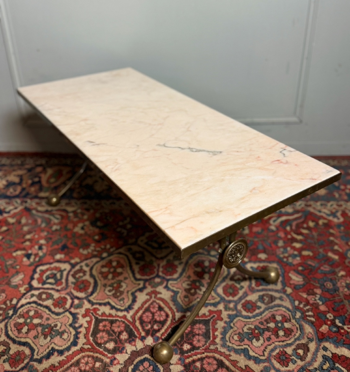 Table basse avec plateau en marbre blanc et piètement en laiton de style Néo-classique. -photo-4