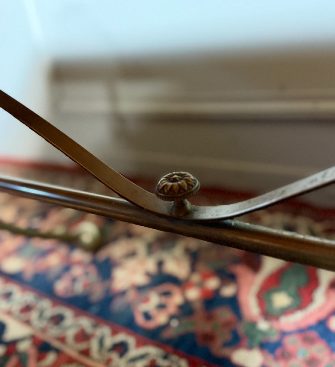 Table basse avec plateau en marbre blanc et piètement en laiton de style Néo-classique. -photo-1