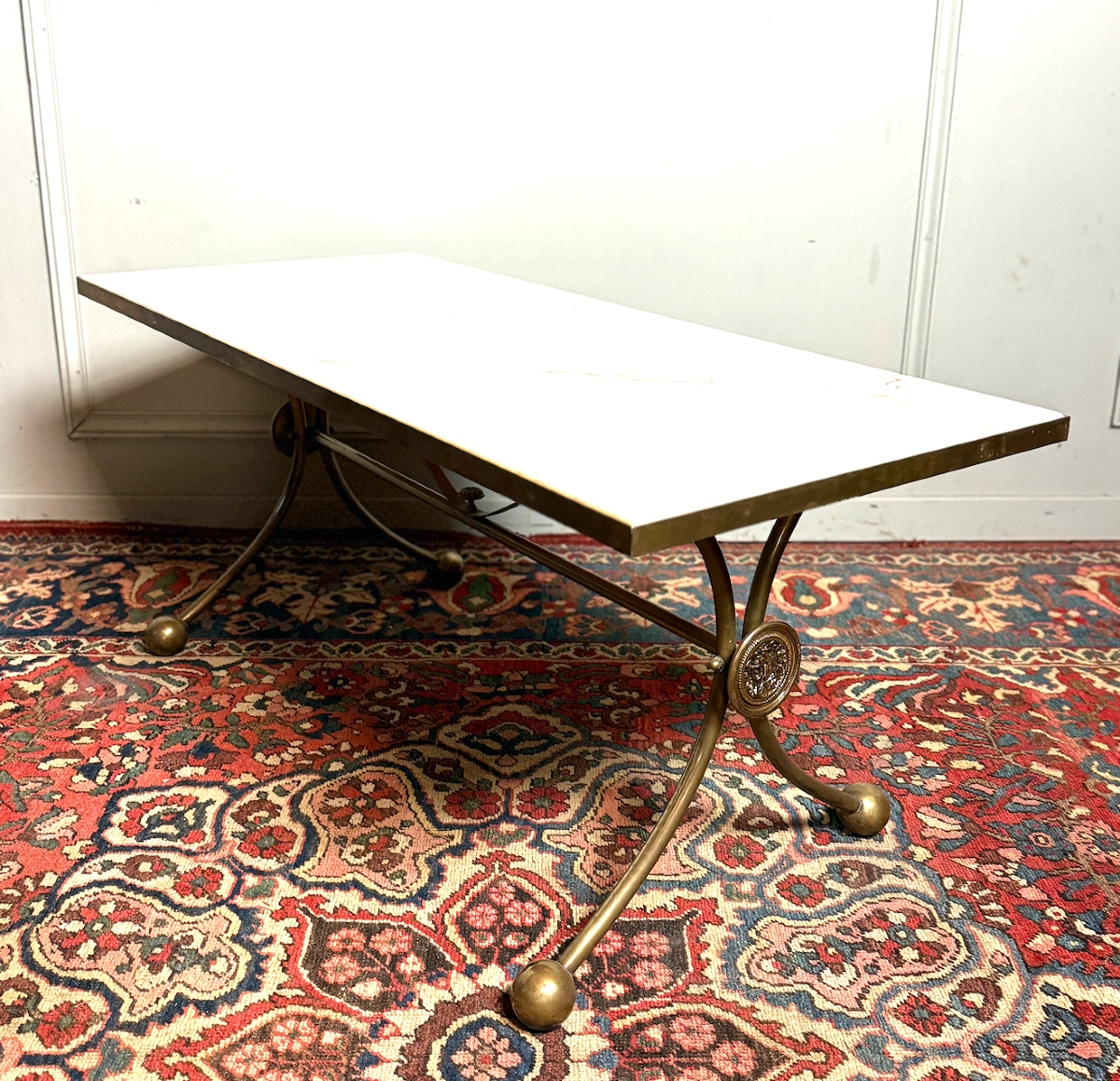 Table basse avec plateau en marbre blanc et piètement en laiton de style Néo-classique. 