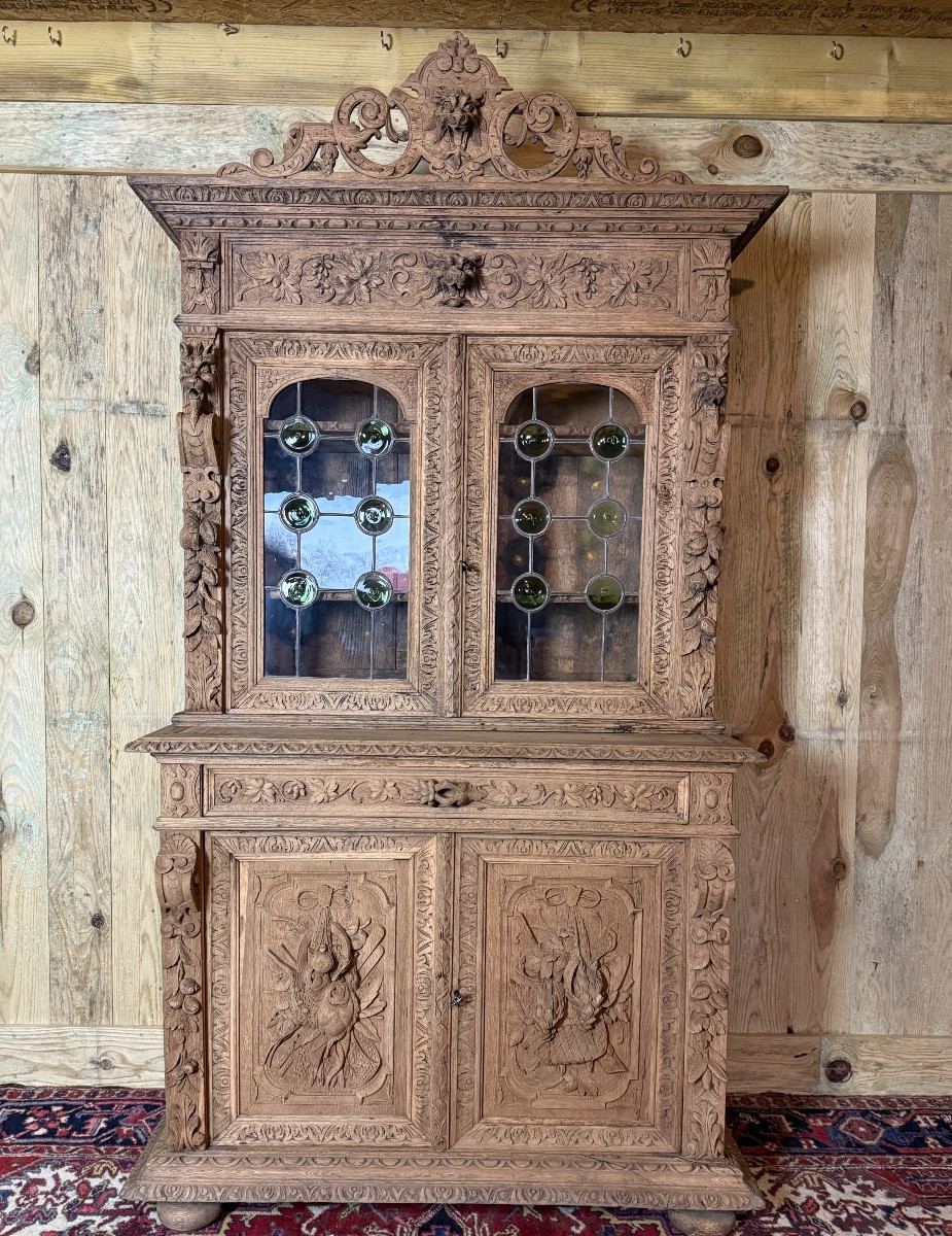 Buffet deux corps de chasse sculpté. -photo-2