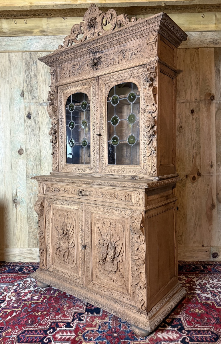 Buffet deux corps de chasse sculpté. -photo-3