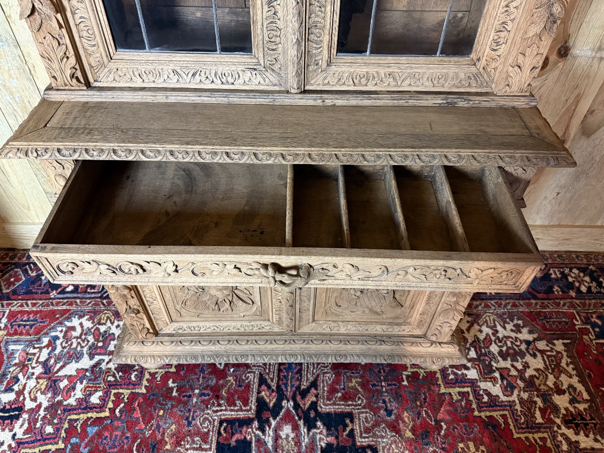 Buffet deux corps de chasse sculpté. -photo-3