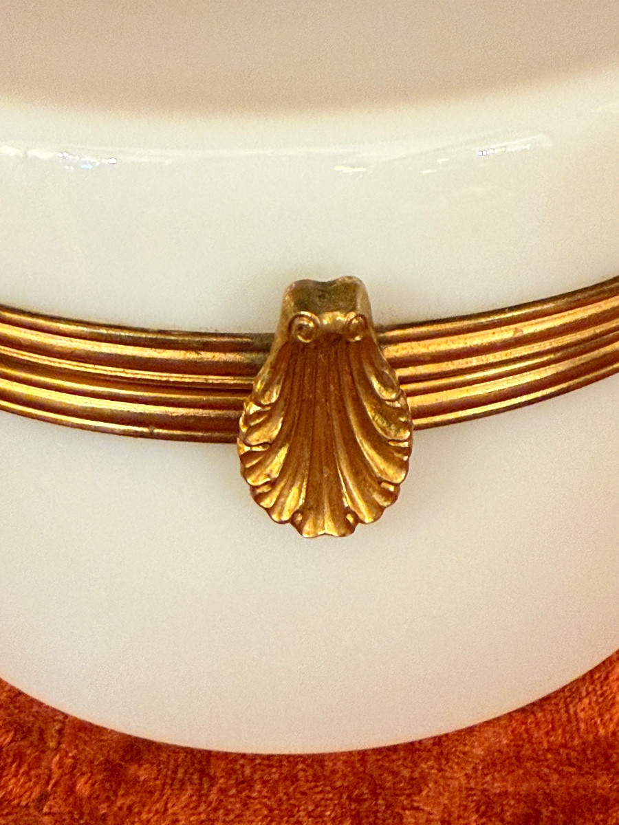 Round Box In White Opaline Glass. 19th Century.  -photo-2