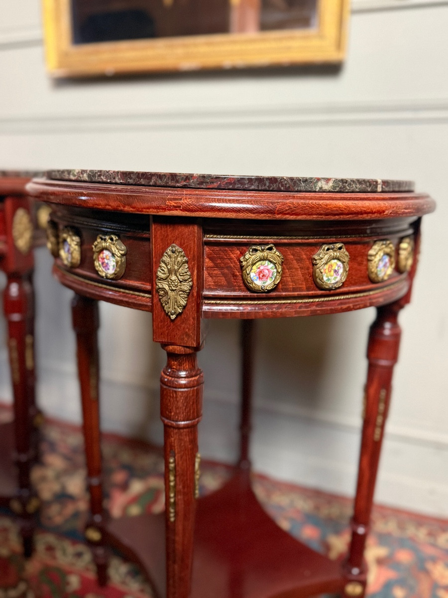 Paire de guéridons de style Louis XVI à plaques de porcelaine. -photo-3