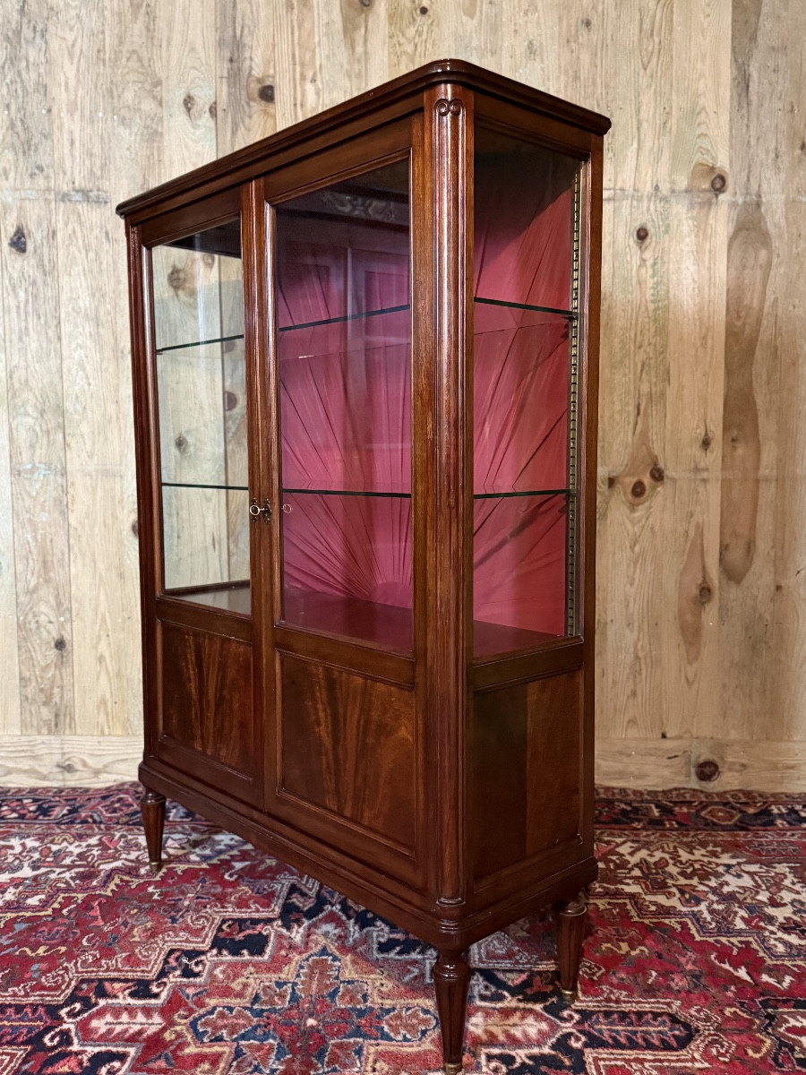 Vitrine de style Louis XVI en acajou. 