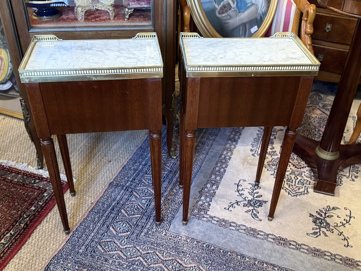 Paire de chevets de style Louis XVI en acajou. -photo-1