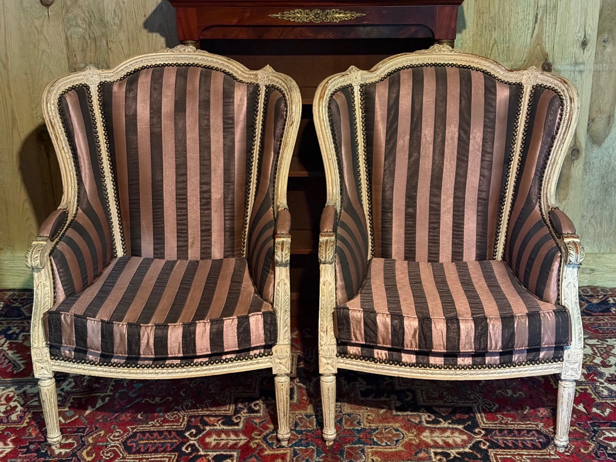 Paire de bergères de style Louis XVI. 