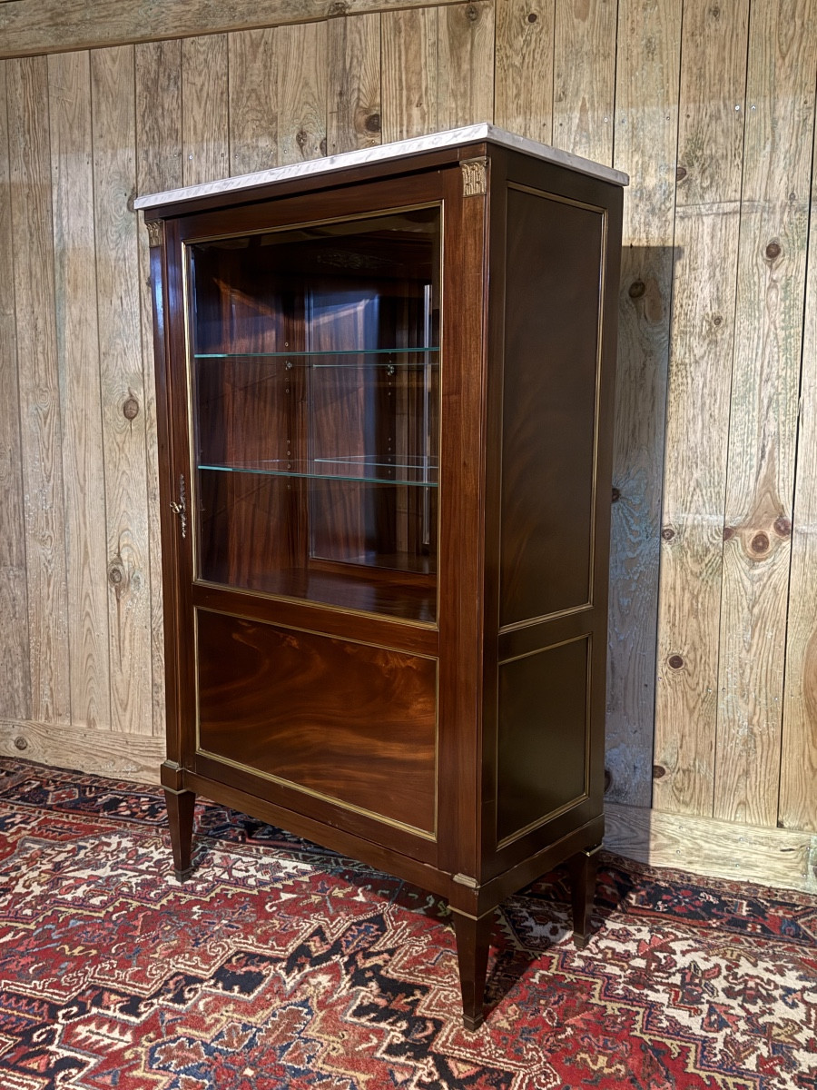 Vitrine/ Argentier de style Louis XVI en acajou. 