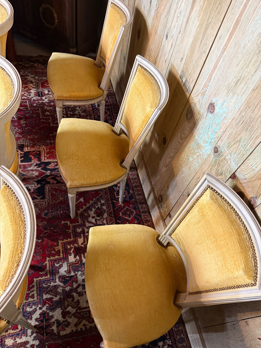 Suite de 6 chaises de style Louis XVI en bois peint. -photo-1