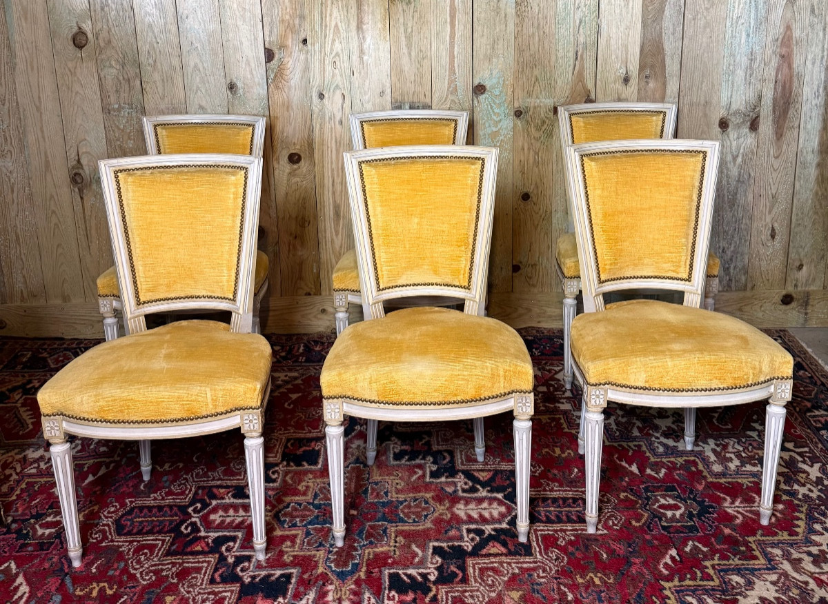Suite de 6 chaises de style Louis XVI en bois peint. 