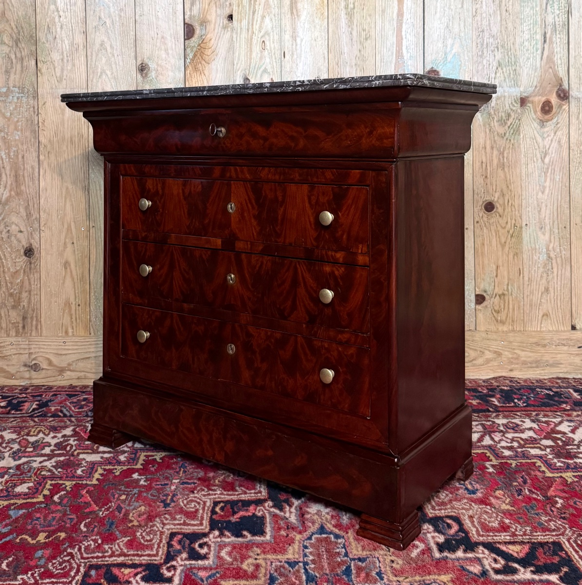 Petite commode d' époque LOUIS PHILIPPE en acajou. 