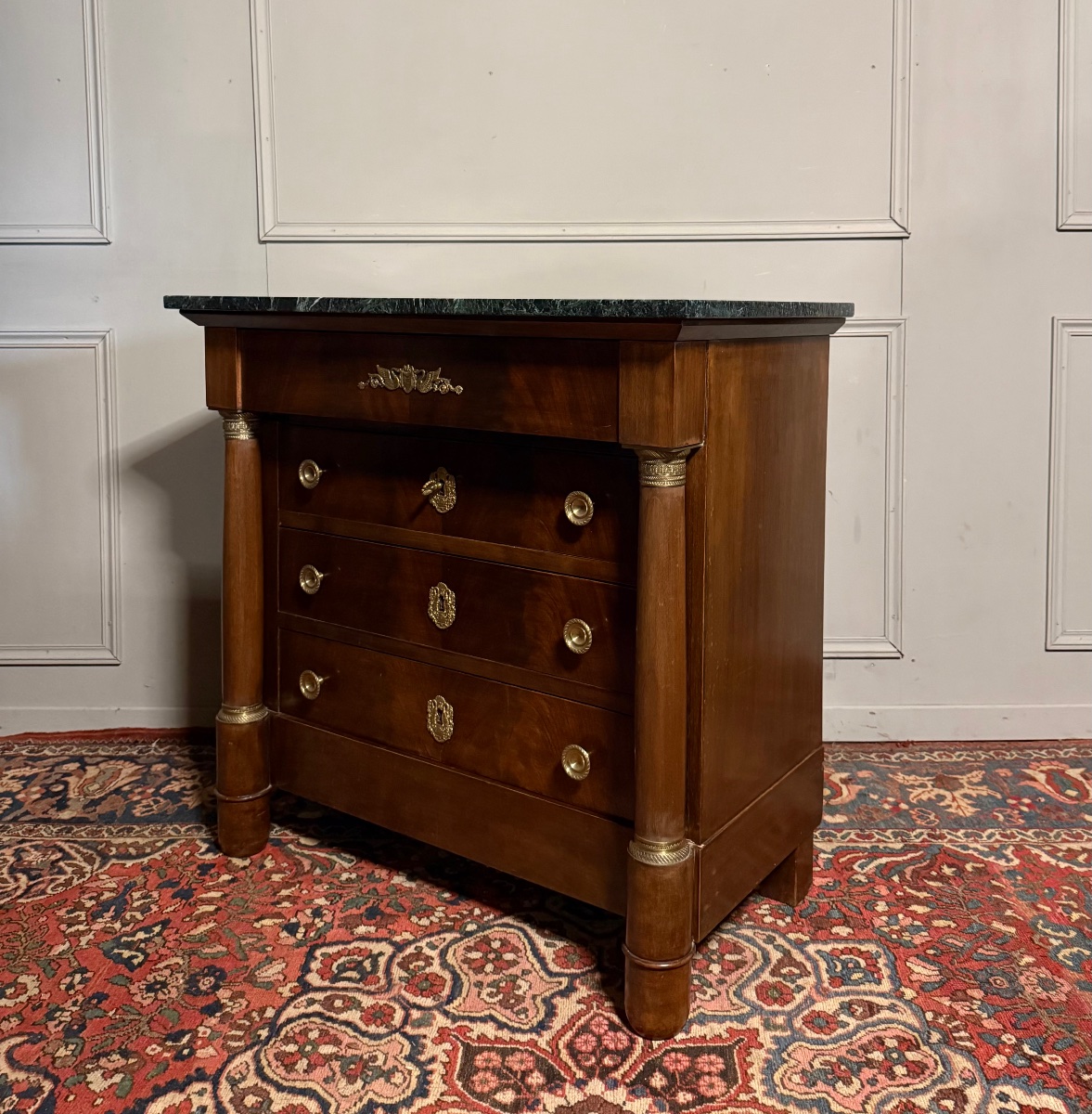 Petite commode de style Empire en acajou. 