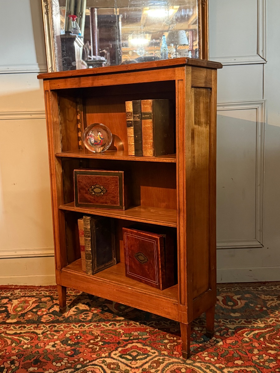 Bibus / Bibliothèque de style Louis XVI en bois naturel. 