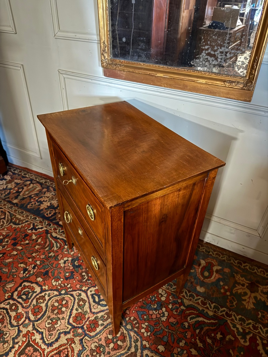 Petite commode de style Louis XVI en bois fruitier. -photo-3