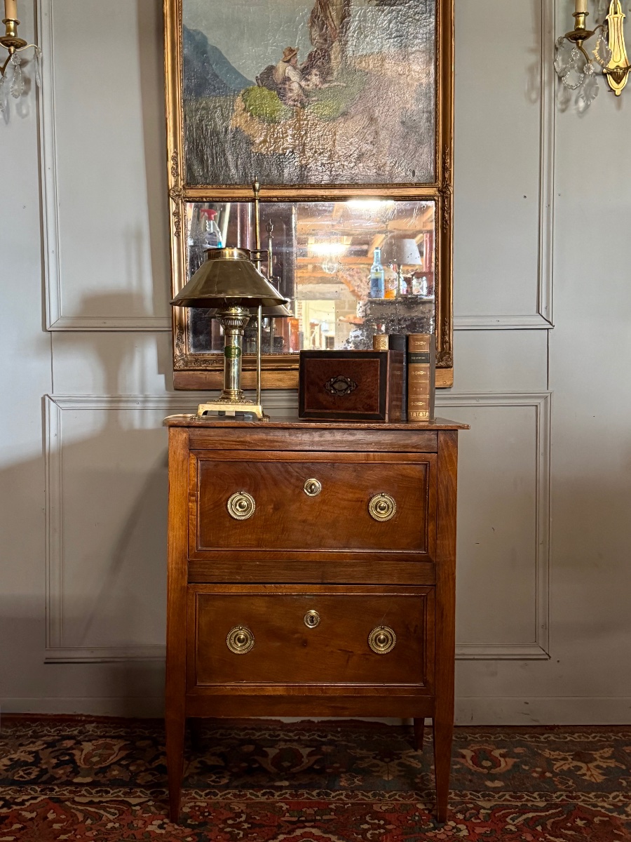 Petite commode de style Louis XVI en bois fruitier. -photo-1
