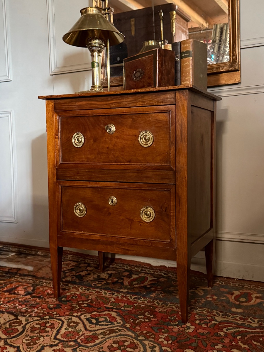 Petite commode de style Louis XVI en bois fruitier. 