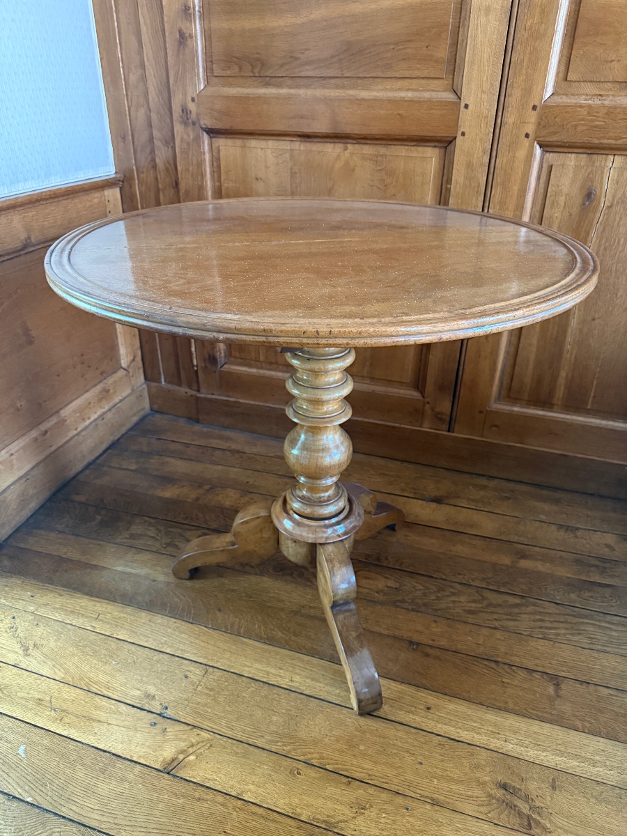Guéridon d'époque restauration en bois naturel. 