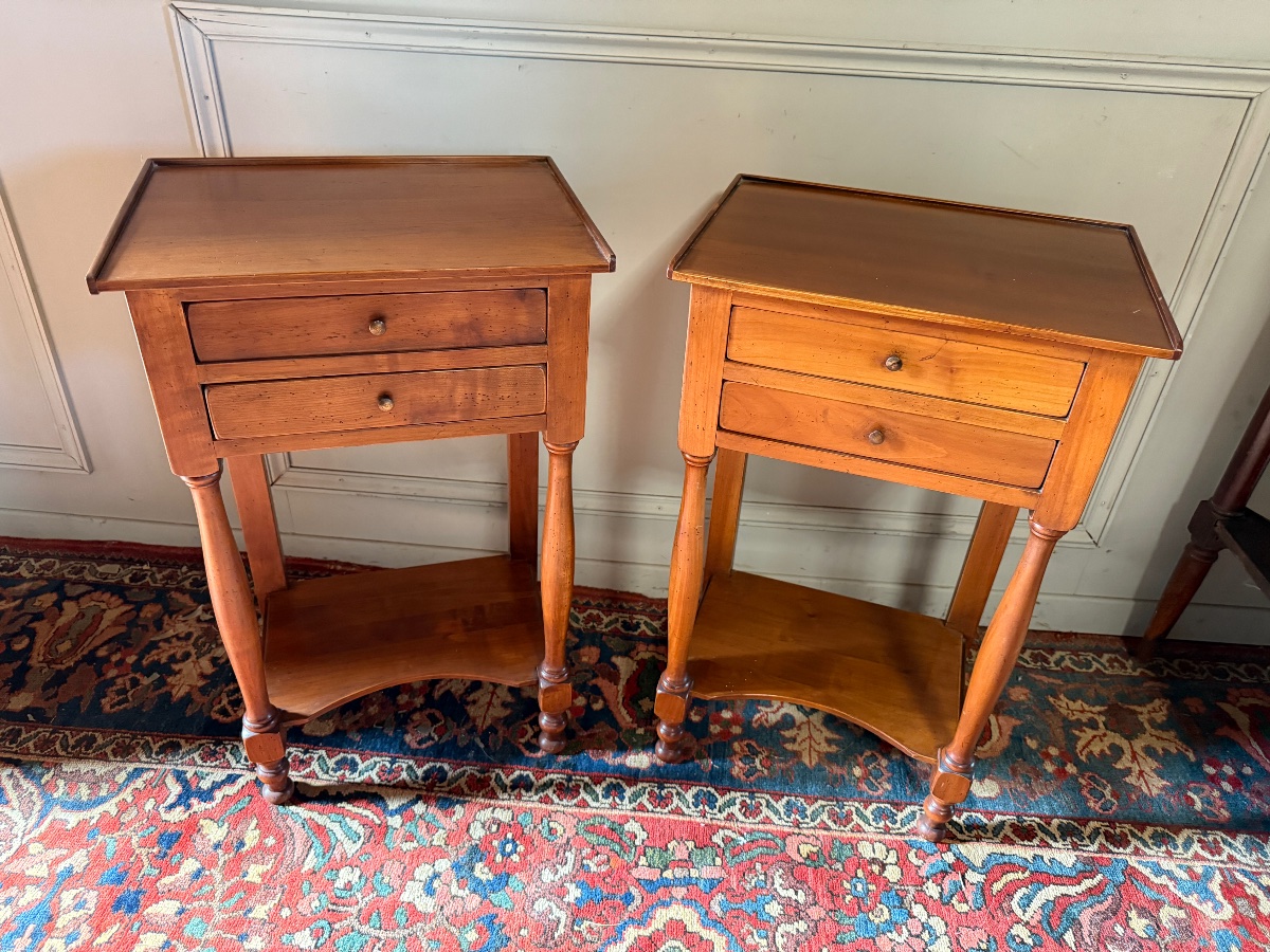 Paire de chevets ou tables chiffonnières en bois naturel. 
