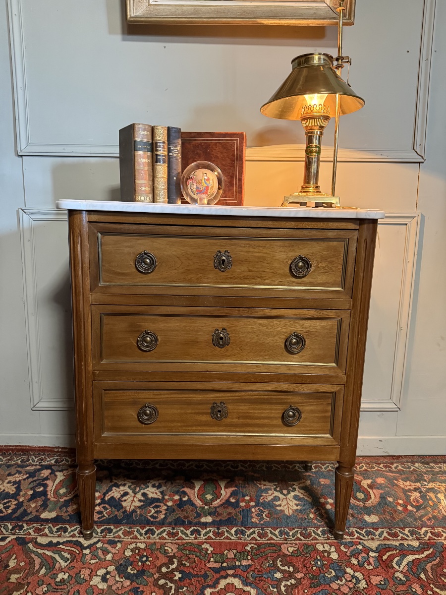 Commode de style Louis XVI en acajou. 