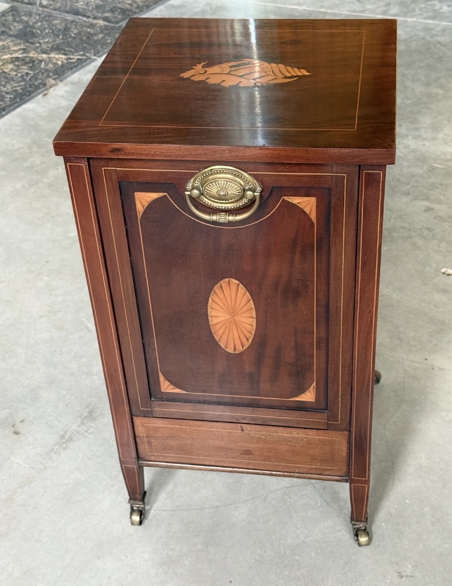 Charbonnière en acajou et marqueterie. Début XX ème. 