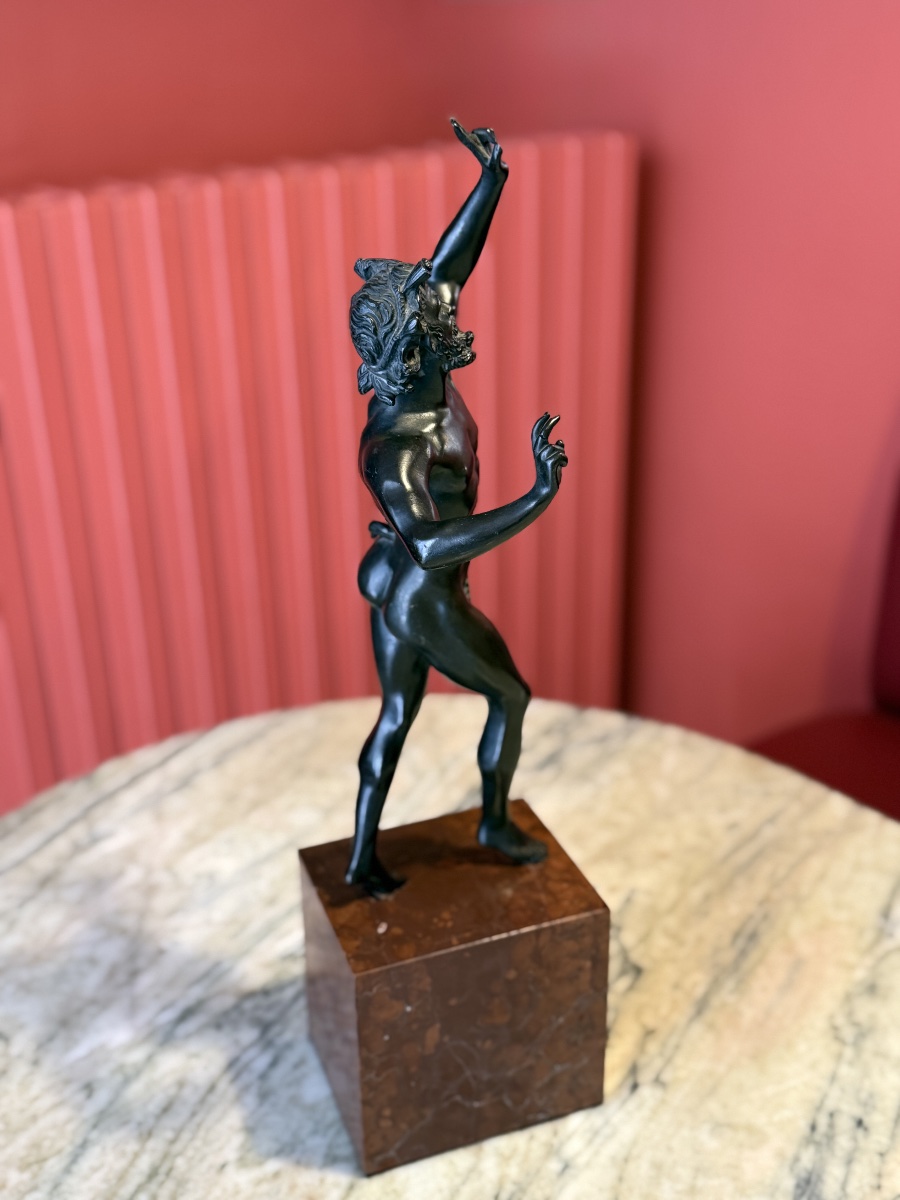 Bronze " Faune dansant de Pompeï " Bronze du grand tour sur marbre rouge griotte.-photo-1