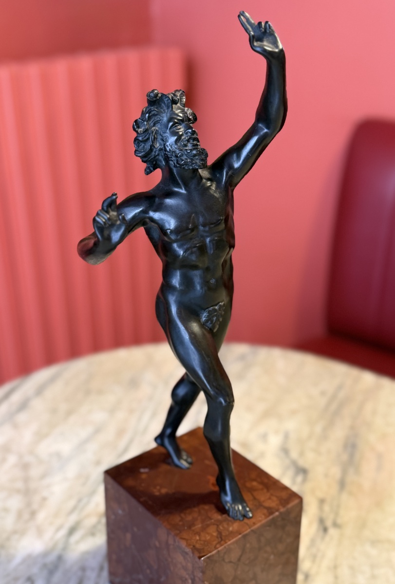 Bronze " Faune dansant de Pompeï " Bronze du grand tour sur marbre rouge griotte.